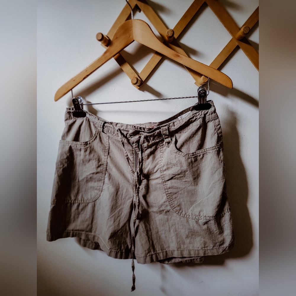 Gloria Vanderbilt green cargo style shorts size medium